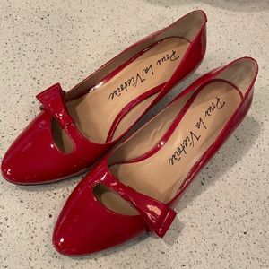 8.5 Patent Leather Red Pour La Victoire kitten heels